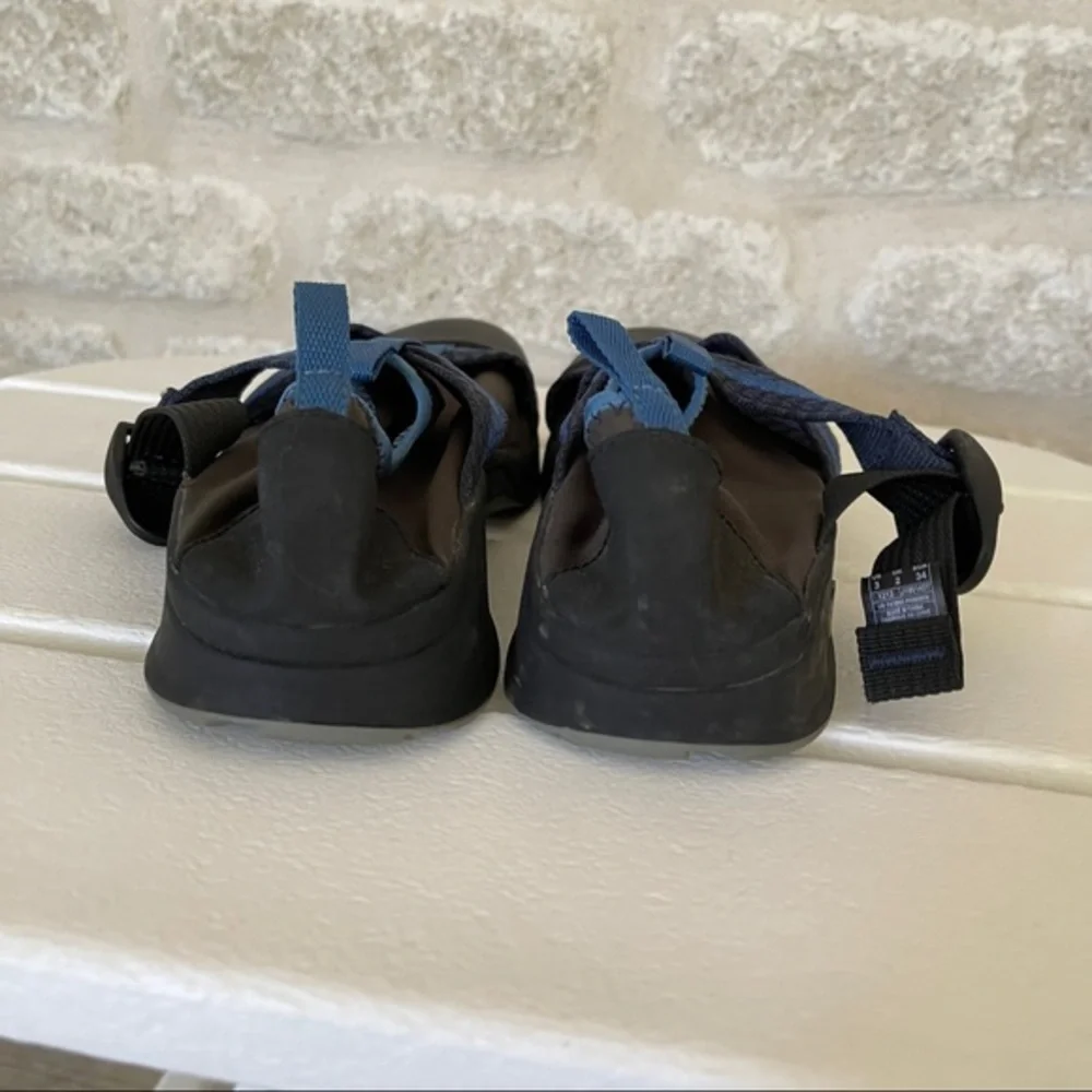 Chaco water shoes Kids size 3 blue nearly new
